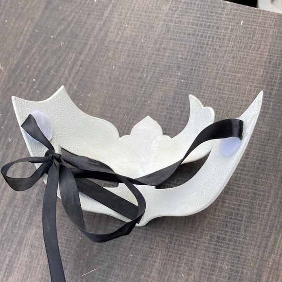 Mardi Gras Face Mask. Halloween - Picture 3 of 4